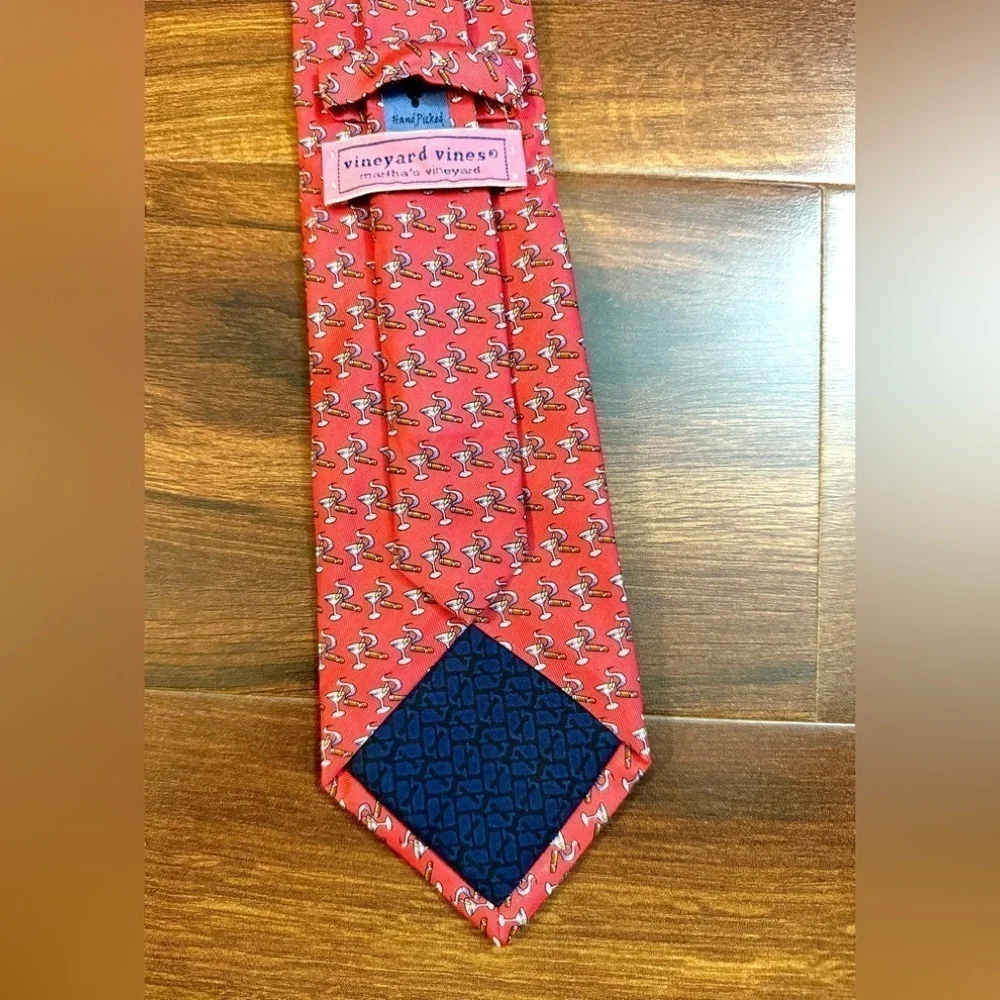 🍁END of YEAR SALE🍁VINEYARD VINES 100% Silk Red Printed Necktie Handmade in USA